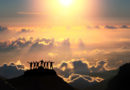 candomblé e ifa se complementam - grupo de pessoas unidas no topo de uma montanha olhando o sol