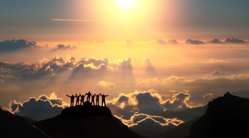 candomblé e ifa se complementam - grupo de pessoas unidas no topo de uma montanha olhando o sol